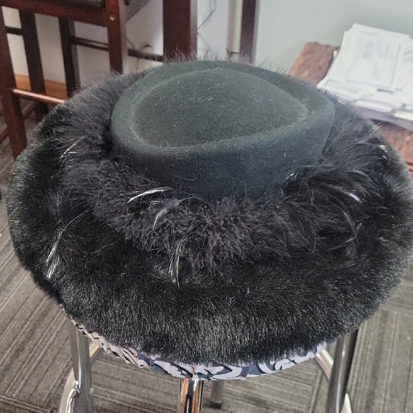 Mr. Hi's Elegant Wool With Black Fur Trimmed Hat